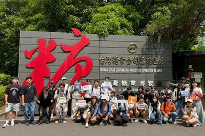 通識中心洪聖斐、翁烔慶帶領6校學生踏訪踏訪橋頭糖廠、鹽埕市區，以及高雄港。