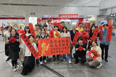 高雄大學揮毫贈春聯迎馬年 師生攜手高捷、通安宮與仁壽宮　三地結緣送祝福圖片