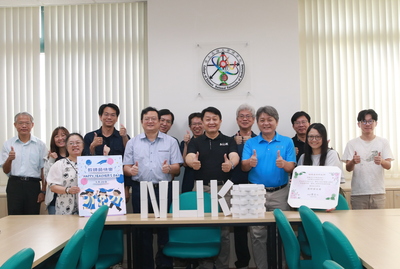 高雄大學教師節 致贈電子行李秤祝福師長「秤心如意」00