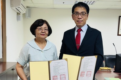 高雄大學法學院院長吳俊毅（右）、高雄市政府法制局局長王世芳簽署MOU