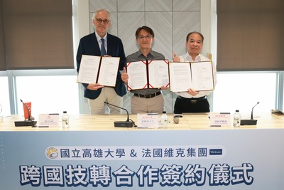 產學育成中心主任郭錦福（中），生科系教授溫秋明（右），Virbac集團生物研發總監Jules Minke，共同簽署技術移轉協議。