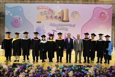國立高雄大學今（6）日舉行第23屆畢業典禮，校長陳啓仁勉畢業生擁抱改變、承擔責任並創造影響力。