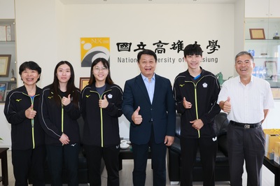 校長陳啓仁接見王明月、田曉雯、林姿妤、蘇晉賢師徒一行，祝福與期勉。
