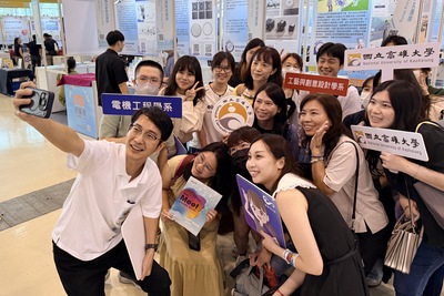 高雄大學於本次2026亞灣新創大南方展出藝創系副教授王政弘、電機系助理教授許瑞允研發成果